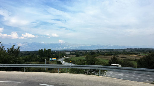 Dinarisches Gebirge im Hintergrund