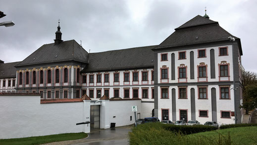 Die Justizvollzugsanstalt wurde 1816 als Gefängnis und Zuchthaus in Räumlichkeiten des Reichsstiftes Kaisheim errichtet. 