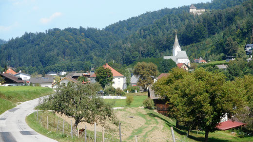 Ruden (slowenisch Ruda), Im Hintergrund Burg Weißenegg