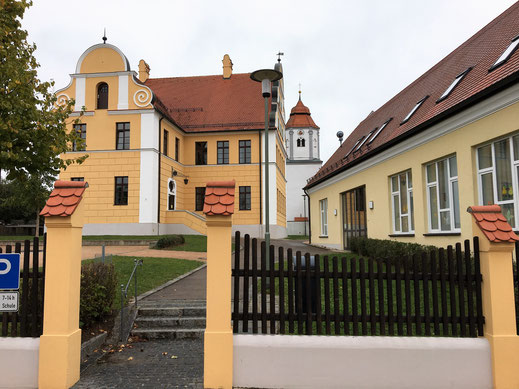 Maximilian I. ließ am Barnabastag (11. Juni) des Jahres 1504 das Dorf niederbrennen, da die Buchdorfer Bauern wegen Streitigkeiten um die Erbfolge im Hause Wittelsbach einen kaiserlichen Boten ermordet hatten.
