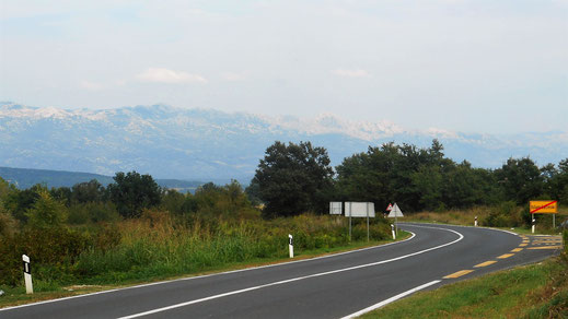 Dinarisches Gebirge im Hintergrund