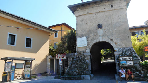 Zugang zum Schloss Duino. 