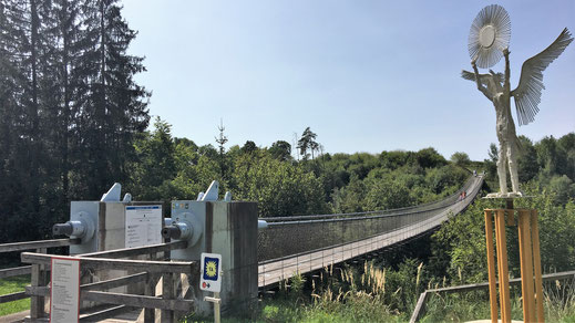 Metallstele von Karl Vouk an der Hängebrücke