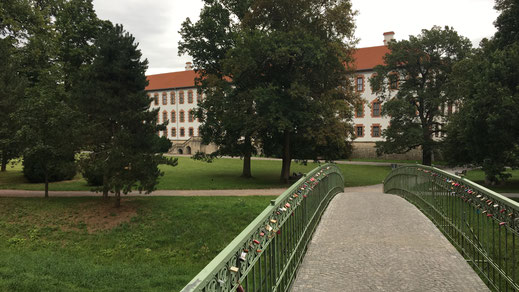 Über die Werra in den Schlosspark