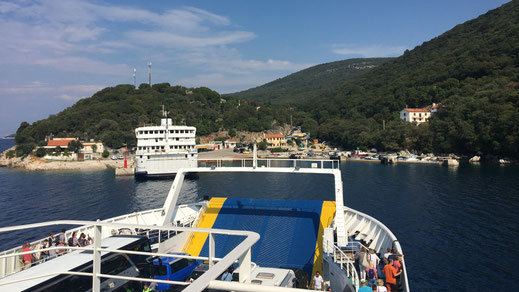 Fähre fährt in den Hafen von Porozina ein