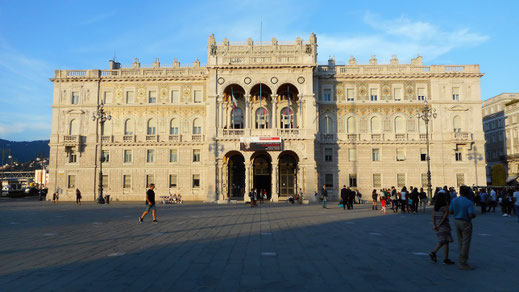 Palazzo del Governo an der Piazza dell'Unità d'Italia