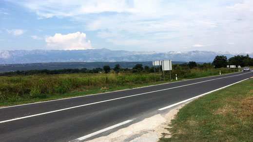 Dinarisches Gebirge im Hintergrund