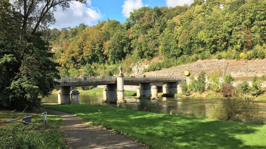 Alte Nepomukbrücke wurde 1843 als hölzerne Brücke auf Natursteinpfeilern errichtet. 1938 erhielt sie eine Brückentafel aus Stahlbeton. Auf Unterstrom trägt sie eine Statue des Heiligen Nepomuk.