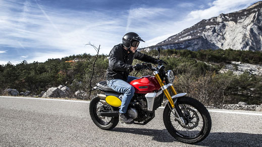 Caballero Scrambler 500 auf Strasse in Gebirgslandschaft