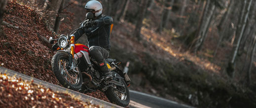 Caballero Scrambler 500 linke Seitenansicht in Strassenkurve