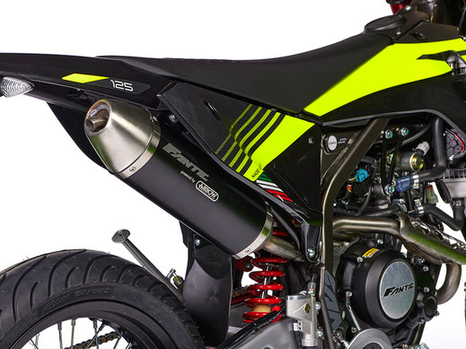 Fantic Motard XMF 125 Competition Frontansicht mit LED-Scheinwerfer