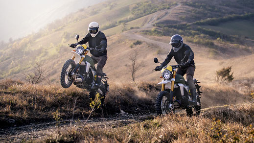 2 Caballero Rally 500 auf Feldweg mit Wheelie