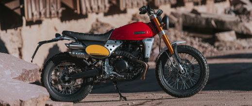 Fantic Caballero Scrambler 500 rechte Seitenansicht auf Parkplatz