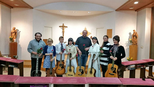 Gitarrenkonzert des wöchentlichen Gitarrenkurses im Kloster.