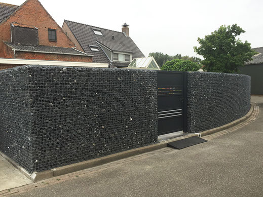 Project: Adres: Kerkstraat 26,  4581 BW Vogelwaarde  |  Steenkorven: 200cm hoogte, 20cm dikte  |  Stenen: Ardenner zwart 40/80 