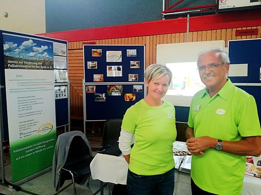 Frau Gerard und Dr. Zeuner am Info-Stand