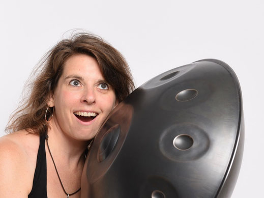 Petra Kleinecke lauscht an der Handpan