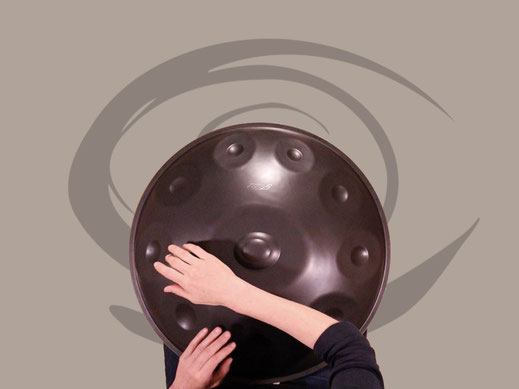 Bildvorlage für Handpantutorials, Handpan von oben mit Händen