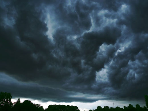 ... eine unheimlich schwarze Wolke kroch über das Kloster. Foto: © Dimitri Castrique / www.sxc.hu