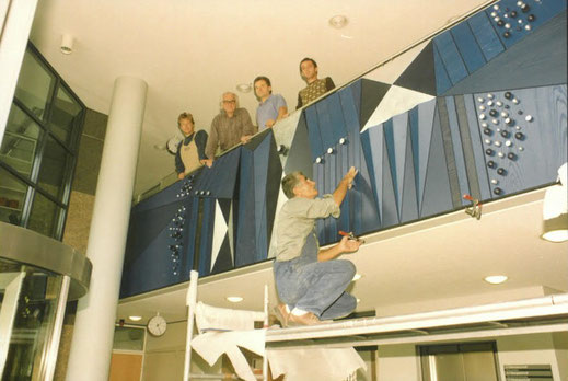 Tilo Kiess, Fred Stelzig, Alfred Kiess und Mitarbeiter von Kiess Innenausbau realisieren Fred Stelzigs Entwürfe (Aufnahme circa 1988)