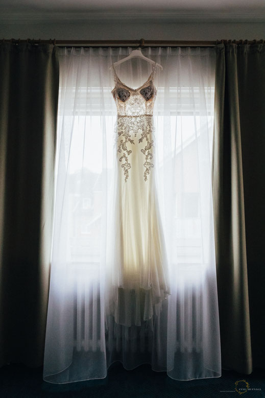 Foto Hochzeitskleid Fenster - Moderne Hochzeitsfotografie // Fotografin: Anne Hufnagl