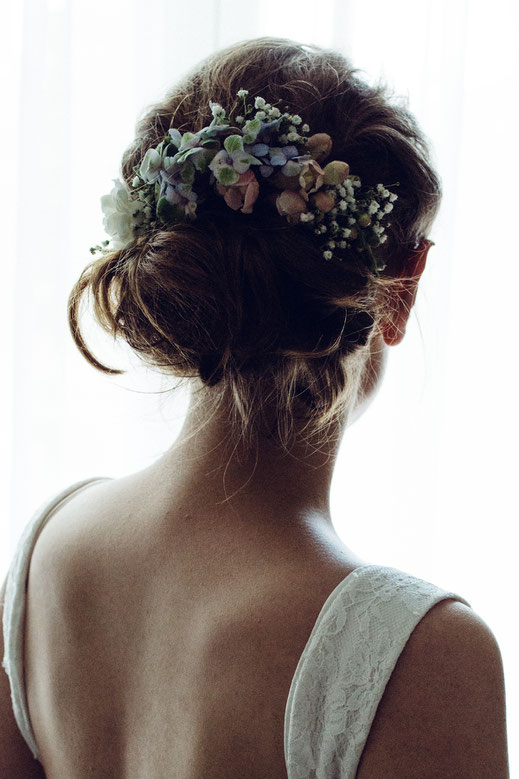 Brautfrisur mit echten Blumen