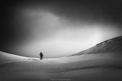 Image noir et blanc d'un skieur seul dans la neige dans les Pyrénées espagnoles