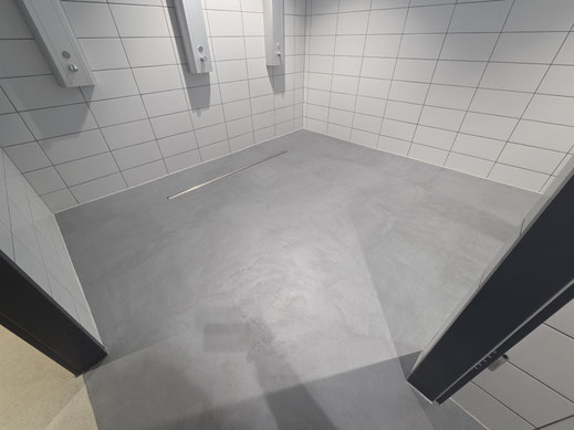 Untergrund: hellgrau. Die alten nicht so schönen Fliesen wurden gereinigt, abgelaugt und mit Fliesenkleber armiert. Im Anschluss wurde dann der Mikrozement gespachtelt und geschliffen. Abschließend wurde der Boden noch mit drei Lackschichten versiegelt.