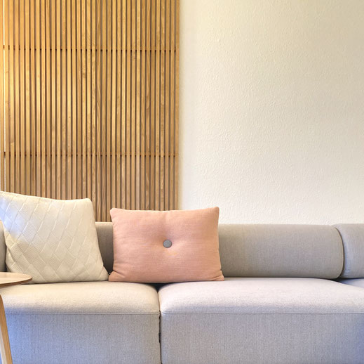 aemilia interior, slat wall, Lamellenwand, Noah Living Sofa, Kissen, Wandgestaltung, Deko