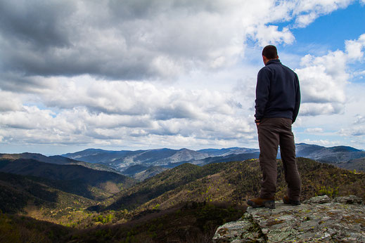 vue sur les Cévennes depuis une piste a la cime d'une crête 