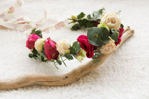 Cette photo représente une couronne de fleurs fraiches pour mariée, réalisée par la fleuriste de mariage à Toulouse Créapop Events