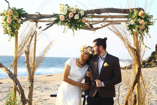 Cette photo représente une arche de mariage fleurie, une décoration de mariage en Occitanie