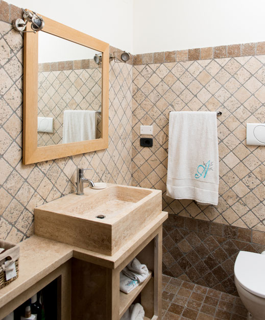 Mattonelle bagni e lavabo su misura in marmo Travertino.