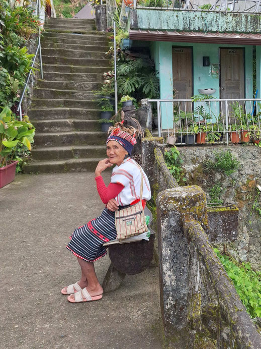 Philippines : femme en tenue traditionnelle à Banaue
