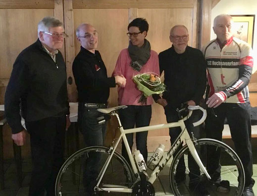 Hier im Bild v.l.: 2.Vorsitzender Paul Vollmert, der bisherige 1. Vorsitzende Bernd Materne, die neu gewählte 1. Vorsitzende Kathrin Heimes, Kassierer Dieter Kothke und Radtourenwart Volkmar Kretschmer
