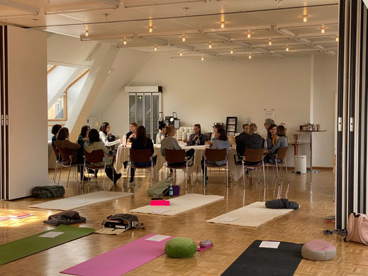 YOGARING Ausbildung im Hotel Einstein: Foyer mit Eingang und kleiner Cafeteria