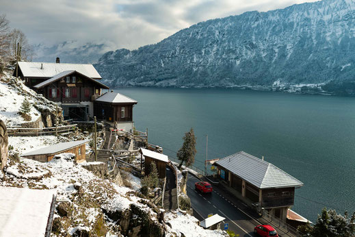 Schweizer Dorf am Thunersee und Blick auf die Berge