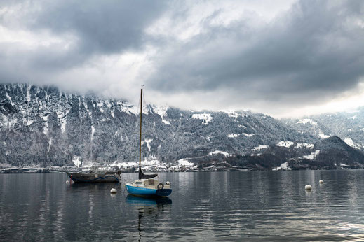 Zwei Boote am Thunersee in der winterlichen Schweiz