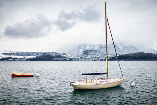 Weißes Boot auf dem Thunersee in der Schweiz