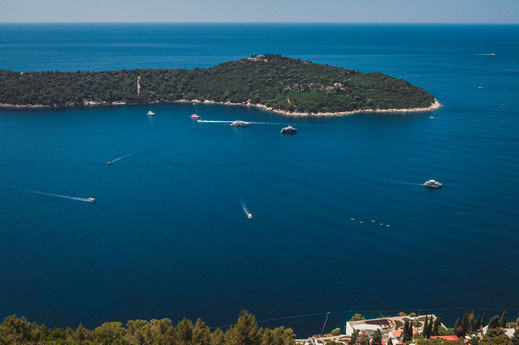 Wunderschöne unendliche Aussicht auf das Adriatisches Meer vor der Küste von Kroatien