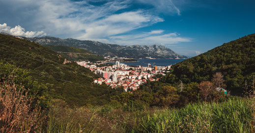 Montenegros beliebte Touristenstadt Budva von oben