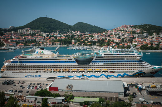AIDA Kreuzfahrtschiff im Adriatischen Meer im Hafen von Dubrovnik in Kroatien