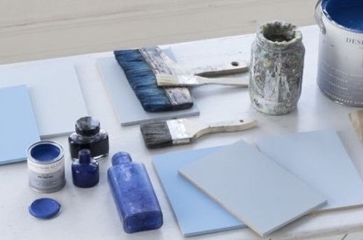 Des pots de peinture décorative, des pinceaux et spalters pour rafraichir le salon