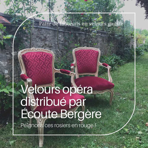 Dans un jardin, paire de fauteuils Louis XVI velours gaufré cramoisi par Ecoute Bergère