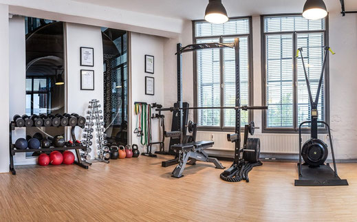 Das Bild zeigt das Studio von Personal Trainer Tom Hiller.