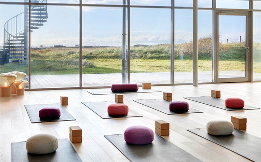 Das Bild zeigt den Entspannungsraum im Strandgut Resort.