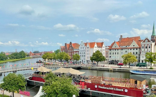 Das Bild zeigt die Trave und die Lübecker Altstadtinsel.