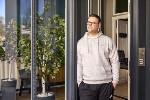 Constantin Jacob von NORDIC RELAXING steht im Türrahmen des Lübecker Studios