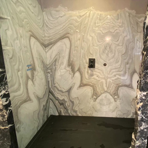 salle de bain en marbre, avec un travail à livre ouvert