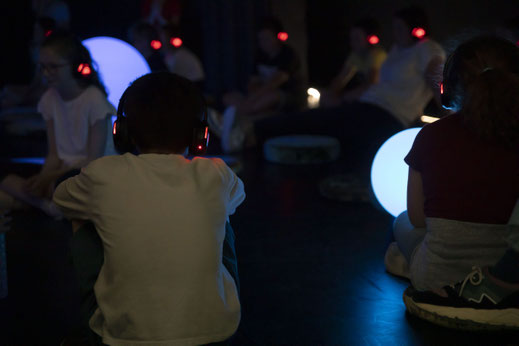 Photo d'enfants dans l'installation Charlie au coeur des Zégos